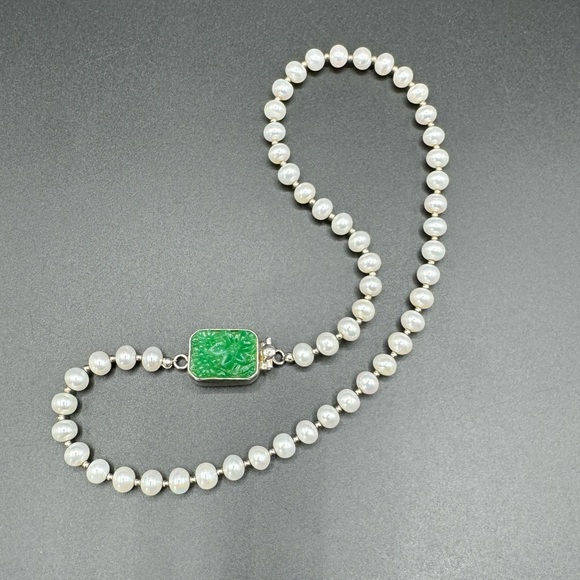 Freshwater pearl necklace with vintage green Japanese glass sterling box clasp - Picture 9 of 11